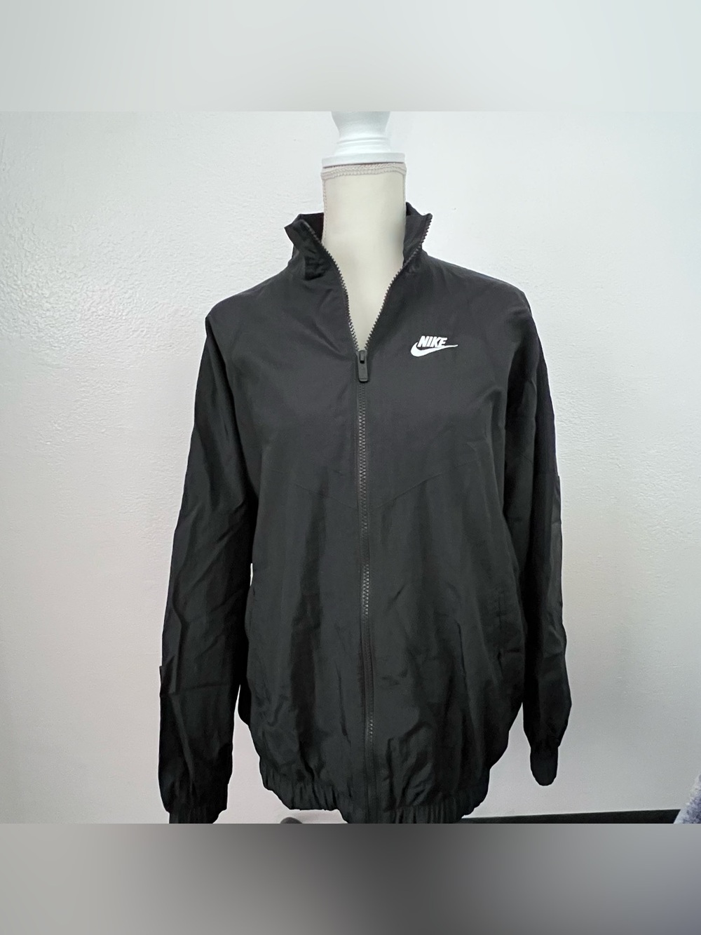 Nike Women’s Sportswear Essential Windrunner Jacket Size S NWOT